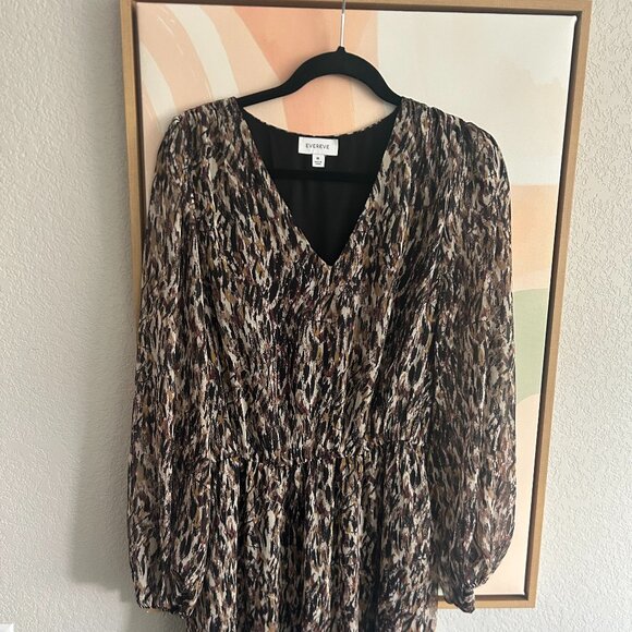 Evereve Dresses & Skirts - Evereve Long Sleeve Flowy Abstract V Neck Dress